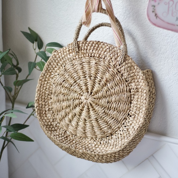 Hand Crafted Natural Straw Handbag - Picture 2 of 8